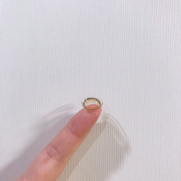 그래픽이 그렇게 화려하지 않은 편이라 좋았어요!

그리고 렌즈 자체가 얇기 때문에 

착용감도 정말 좋더라구요 ^_^ b