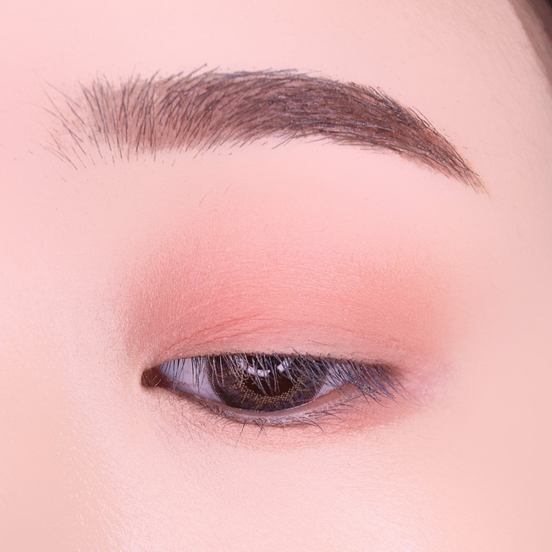먼저 베이스로 더페이스샵 디어코랄 컬러를
눈두덩이 전체와 언더까지 발라준뒤,