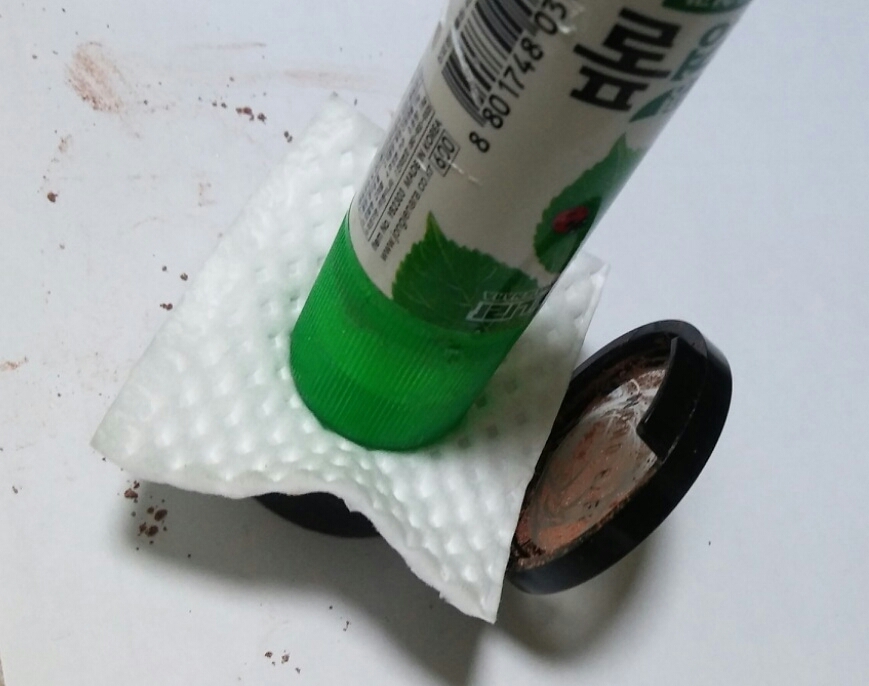 풀같은걸로 쿡콱쿡 눌러줍니다!
엄청 쎄게 안눌러주셔도되요 저는 쎄게눌렀는데 쎄게해도 뭐..좋을것도 없고 나쁠것도없는...하여튼 그냥 대충 몇분동안 꾹꾹이해주세요✌