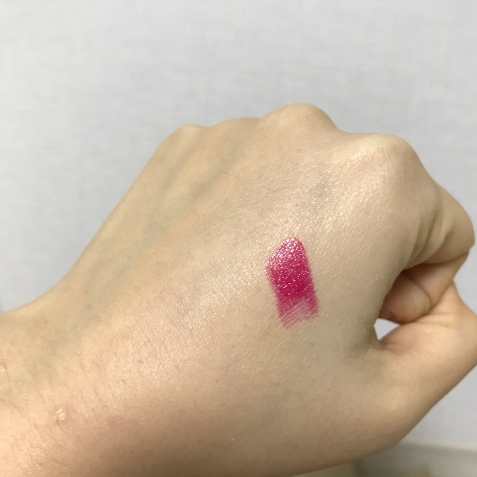 손등 발색이에요
푸른빛이 도는 레드컬러에요