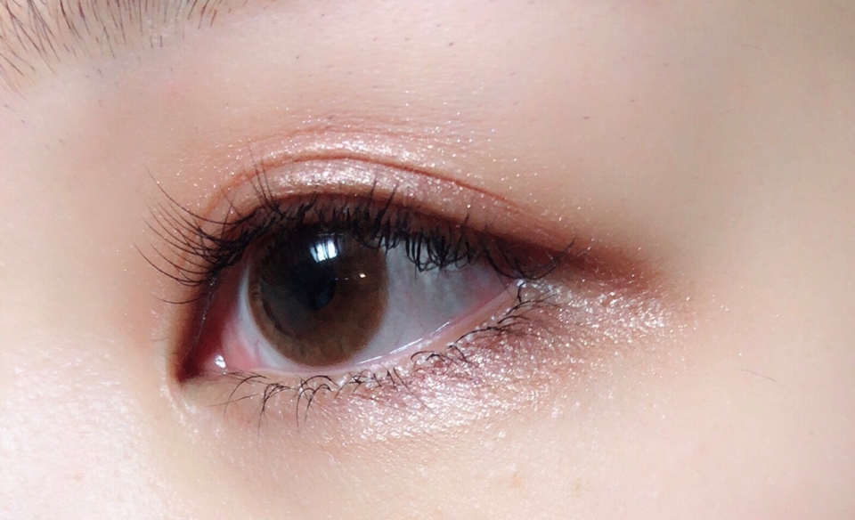 싱글로 눈두덩이에 슥슥 발라준 후 손가락으로 블랜딩 해주었어요
언더에도 발라주면 완성!
