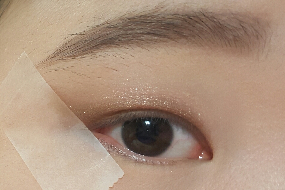 아리따움의 시티노마즈였나 암튼 그거를 발라줌니다!
블루펄의 오묘한 섀도우에요