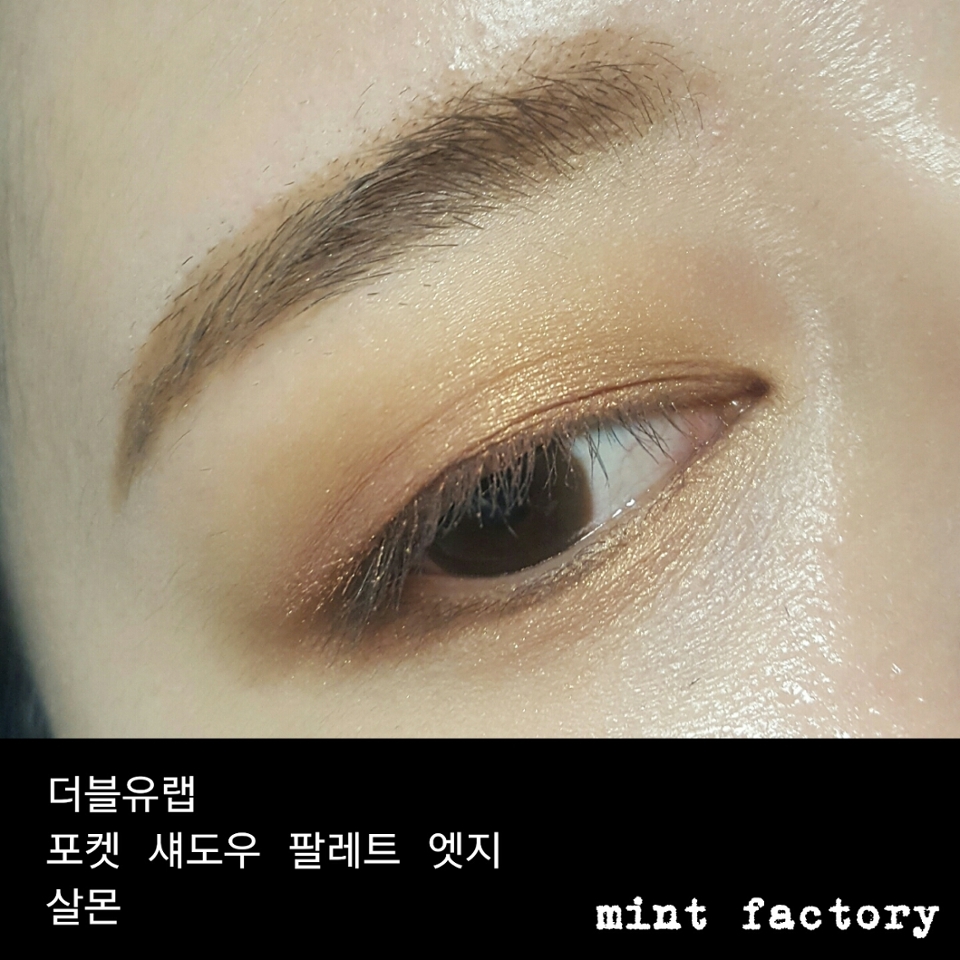 4. 눈 중앙과 애굣살에 코랄색의 펄섀도우를 얹어주세요