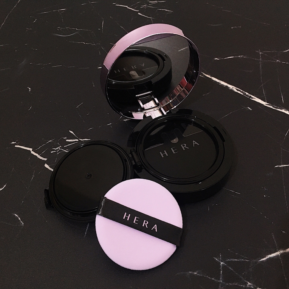 헤라 uv미스트 쿠션 커버는




얇게 발리기 때문에 자연스러우면서도 밀착력있는 커버가 가능해요!


또한 "모이스처 래디언스 콤플렉스"라는 수분 광채 피부의 특성을 모사한 기술이 적용되어서, 윤기있는 글로시 피부 표현이 가능하답니다ㅎㅎ