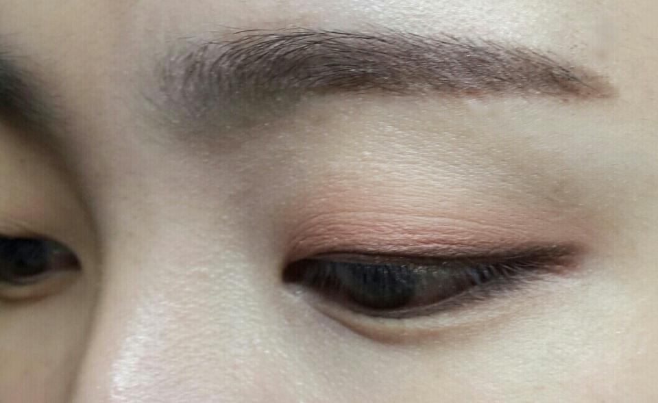 왼쪽 색상부터 차례대로 발색해줬어요ㅋㅋ
평소에 브라운색으로 아이메이크업을 할 때보다 눈가가 밝아지지는 느낌이라 봄 여름에 가볍게 사용하기 좋은 듯 해요ㅋㅋ