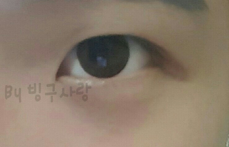 일단 기초화장을 끝낸후에 비루한.. 생눈을 
준비해주세요! 저는 속쌍에다가 시력도 
안좋아서 시력렌즈겸 서클렌즈 착용했어요!