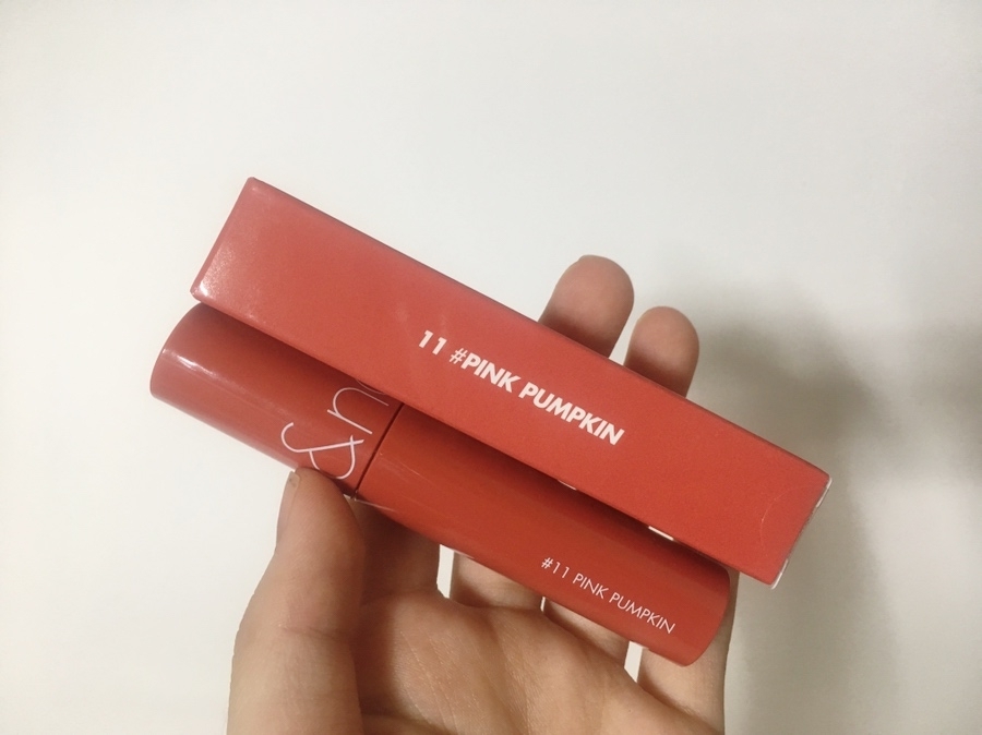 롬앤 쥬시래스팅 틴트 11호 핑크펌킨 (pink pumpkin)
: 촉촉한 제형에 과즙을 담아 입술에 광택감을 부여해주는
일명 탕후루 립 틴트 ㅋㅋㅋㅋ 

FW시즌을 맞이하여 새로운 컬러들이 추가된거 알고 계신가요?
저는 이번에 언파스토어에서 11호 뉴 컬러를 구매했어요!
