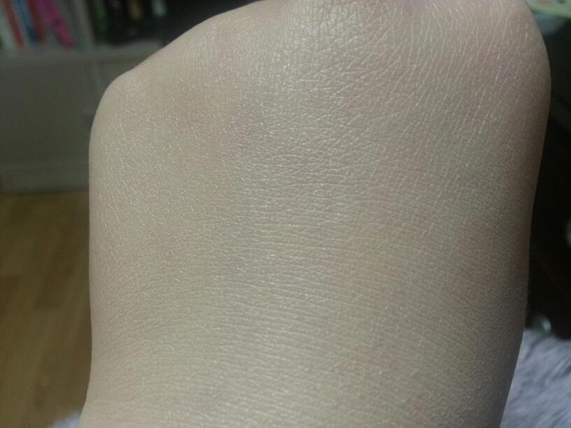 손은쿠션을사용한손이구요!!엄청나게차이가나진않아요!!자기자신의피부에맞춰서 사시면 굉장히 자연스럽습니다!!