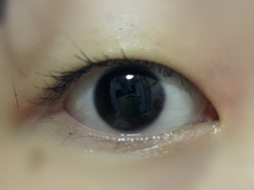 클렌징워터를 적신 화장솜으로 30초 불린다음에 30초 문질문질했어요! 마스카라가 아직 남아있는게 보이시나요 ㅜ 거의 안지워져용