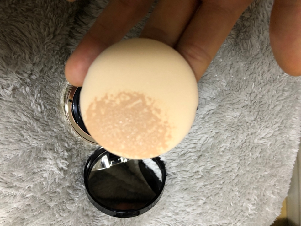 한 번 톡 누르면 이 정도 양이 묻어나와요.

그냥 한 쪽 볼 쓰기에 적당할 정도?
원래 쿠션제품들은 처음에는 넘칠정도로 들어있어서 쓰기 힘들다가 점점점점 가운데 부분에 머금어져있던 액체가 없어지면서 쓰기 힘들잖아요.

얘도 그건 똑같아요 .ㅋㅋㅋㅋ 

그래도 처음부터 양조절이 힘들 정도는 아니랍니다.