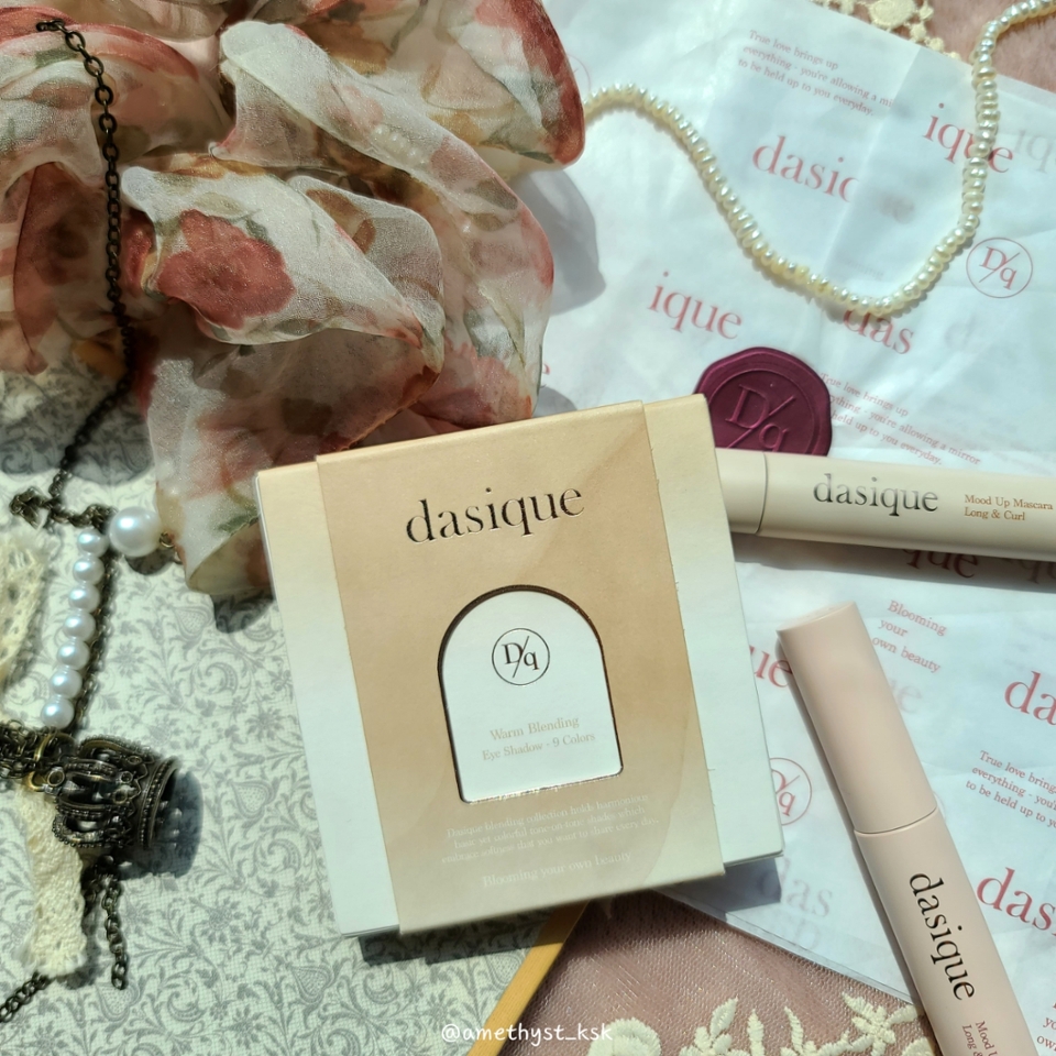 
#데이지크 #dasique 
#데이지크섀도우팔레트 #데이지크신상
#데이지크섀도우 #데이지크웜블렌딩
#데이지크웜톤팔레트

👉 이번 신상은
#웜블렌딩 & #쿨블렌딩 으로 나오고
블러셔팔레트도 각각 출시되었더라구요.

블러셔팔레트도 갖고 싶따...ㅎㅎ



