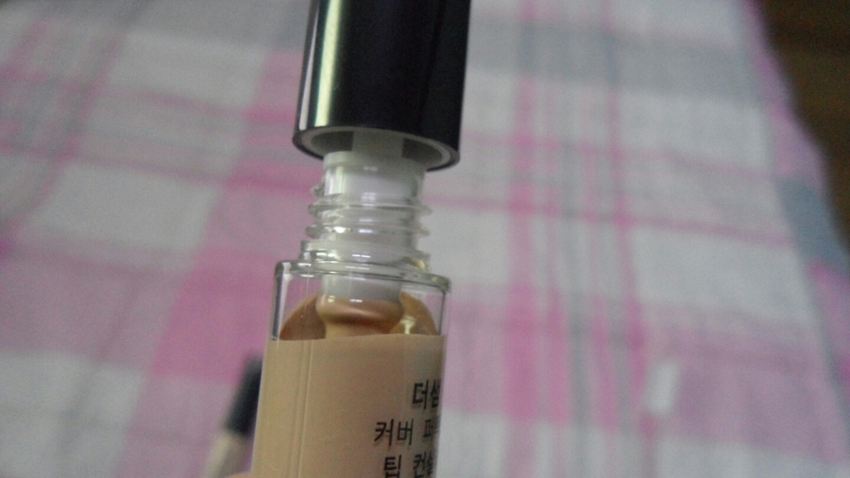 입구 아래 한번 내용물을 걸러내서 나오도록 디자인되어 있더군요
덕분에 용기입구가 더러워지는 일은 없을 거  같아요