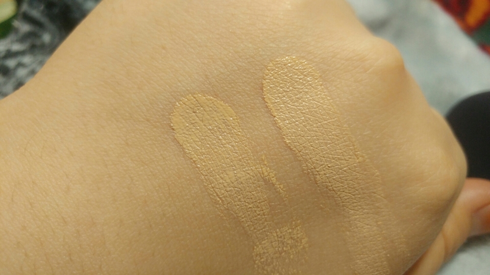 보시면 왼쪽이 보라쿠션이고 오른쪽이 블랙쿠션인데,보라쿠션이 좀더 색이 어둡더라구요(아마 촉촉이버전이라 그런가봐요)