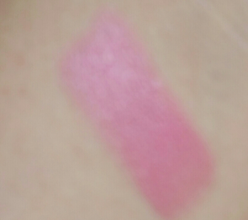 제형은 러스터제형으로 되게 부드럽게 발려여!
색상은 핑크빛 베이스에 누디한 느낌이 가미되있답니다~~