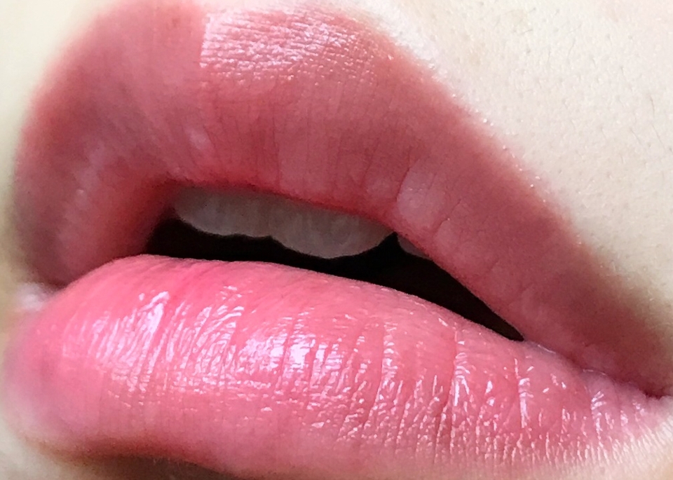 입술에는 생기를 주고 보습력도 좋았어요!
바르기전 각질 정리를 해주긴 했지만 완벽하진 않았는데 바르자마자 남아있던것까지 잠재워줬어요!
약간 미끈거리긴 하지만 싫은 정도는 아니였어요. 
그냥 입술이 촉촉해지는게 느껴져서 좋아요ㅎㅎ
발색이 그래도 있는 편이라 단독으로 사용하셔도 되고 다른 립 제품 위에 덧발라주셔도 좋을것 같아요!