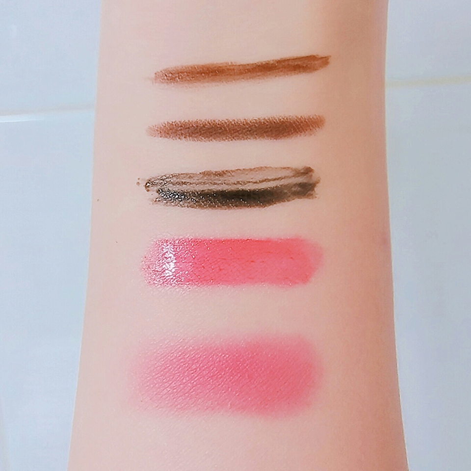 메이크업은 얼마나 잘 지워지는 지 알아보기 위해
팔에 붓펜아이라이너, 펜슬아이라이너, 마스카라, 
틴트, 아이섀도우를 발라보았어요!

잘 지워질거라 믿는다...!☺