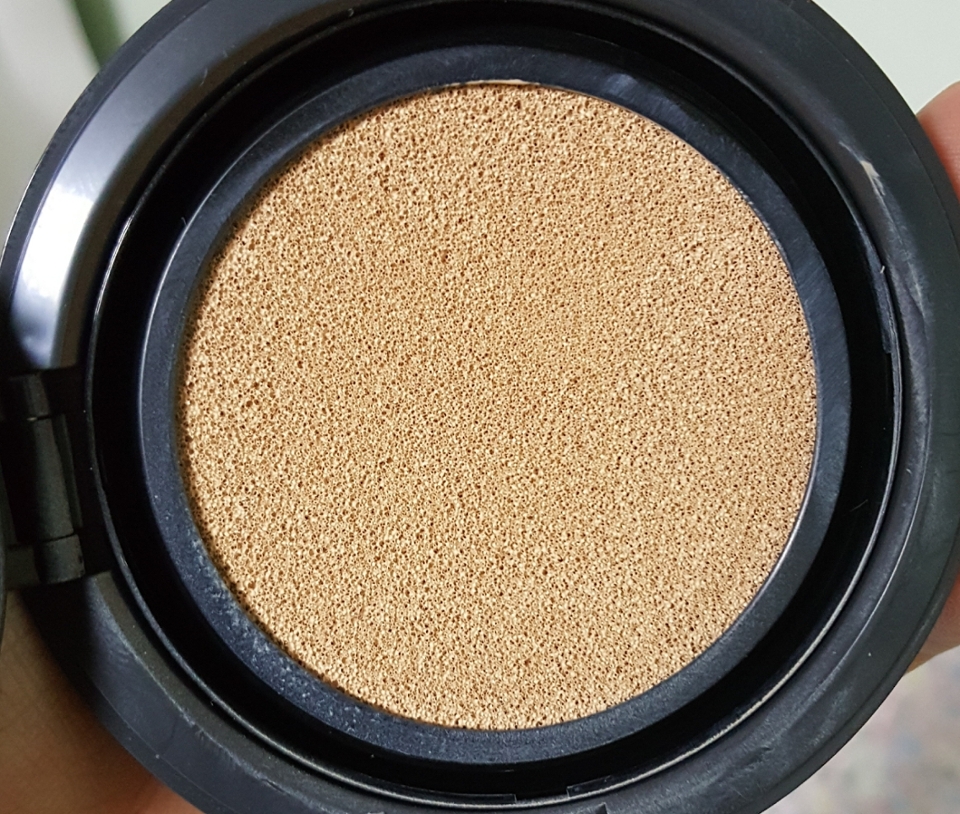 양은 꽤 많은 것 같더라구영 처음에 퍼프로 누르실 때 살짝만 누르세요ㅋㅋ