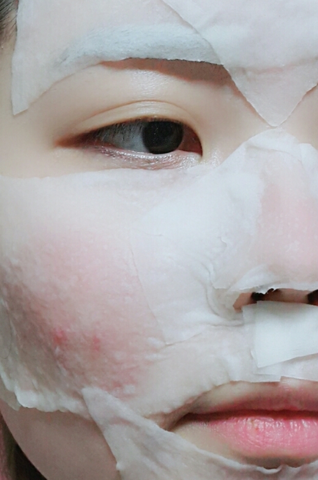 

화장솜으로 스킨팩 할 땐 이런식으로 꼼꼼히 덮어줍니다!

