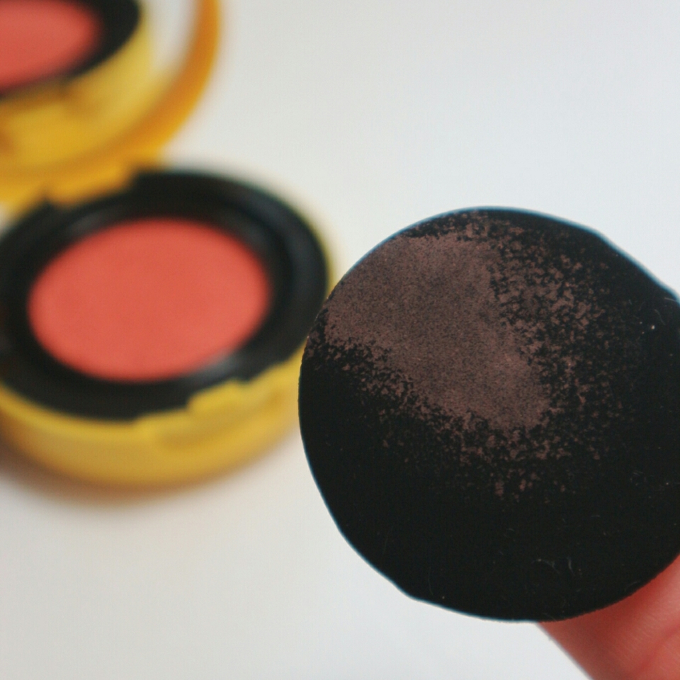 쿠션으로 살짝 눌러서 찍어준 뒤