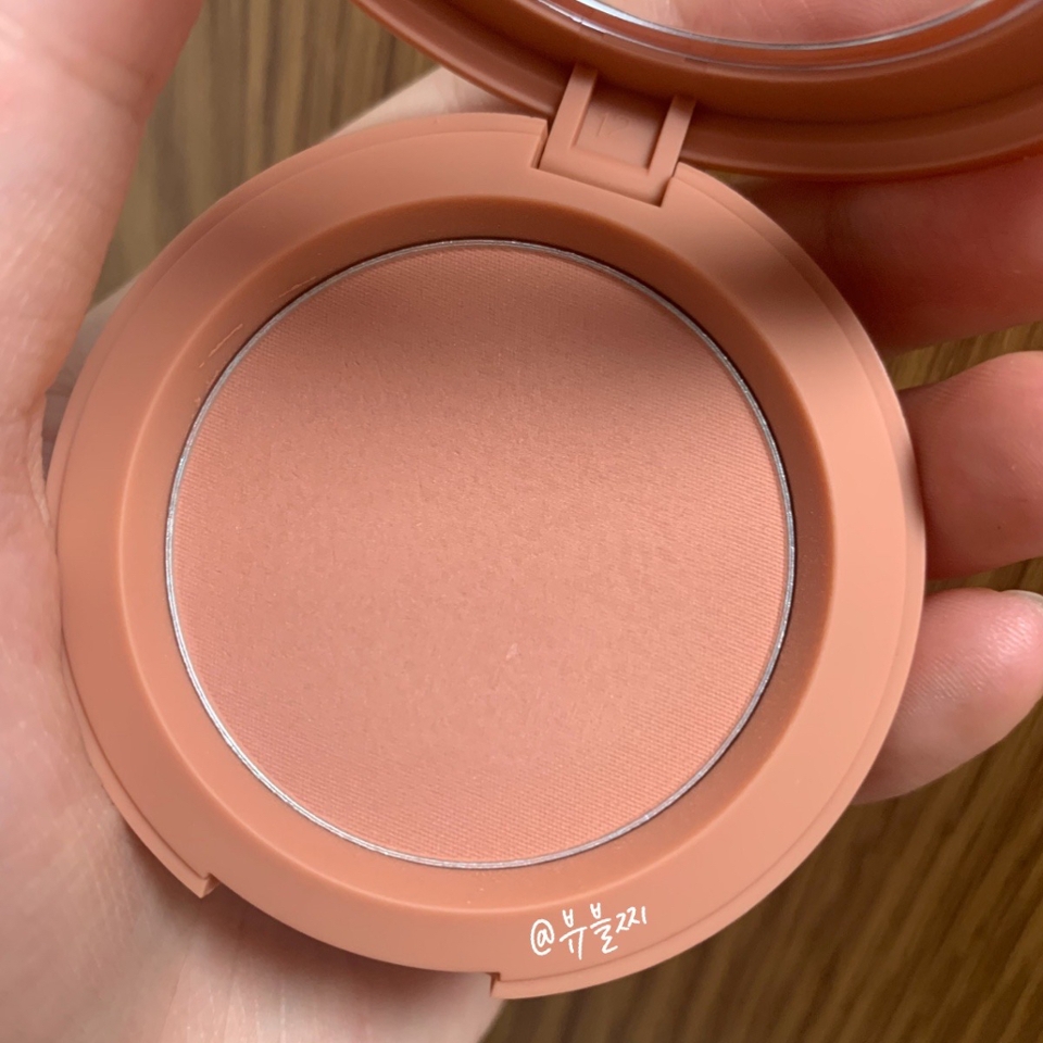 이 블러셔는 이름처럼 로즈+베이지라서
가을웜분들이 베이지 메이크업을 할 때나,
로즈 메이크업을 할 때나 
언제든지 활용할 수 있다는 장점이 있습니다