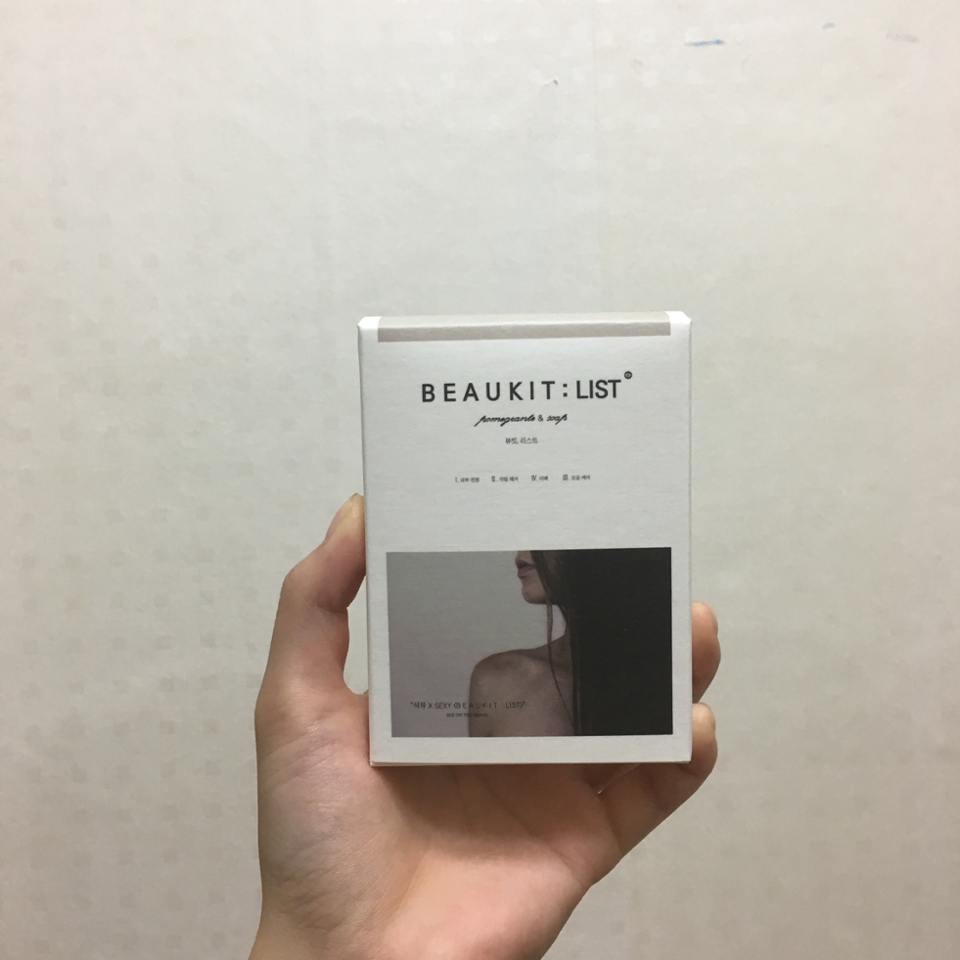 여자분 어깨가 새삼 직각인게 부럽구 예쁘네용 뷰킷리스트라는 브랜드이름? 같은게 쓰여있어요