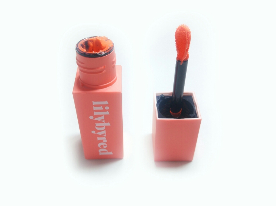  이 사진은 아마 이 제품의 단점을 가장 많이 담고 있는 사진일 것 같은데요. 우선 몇 번 사용하지 않았음에도 입구가 지저분한 것이 보이시나요? 한 번에 굉장히 많은 양이 나와서 사용할 때마다 입구에 덜어서 사용해야 하거든요. 그래서 아마 깨끗하게 사용하기 힘드실 거예요. 그리고 저러다 아예 밖으로 틴트가 나오지 않을까요…