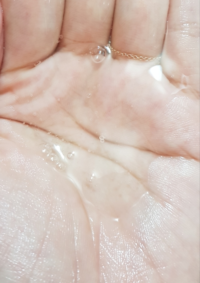 투명한 색이고 쫀쫀한 제형이에요.
두번 펌핑한 양이에요.