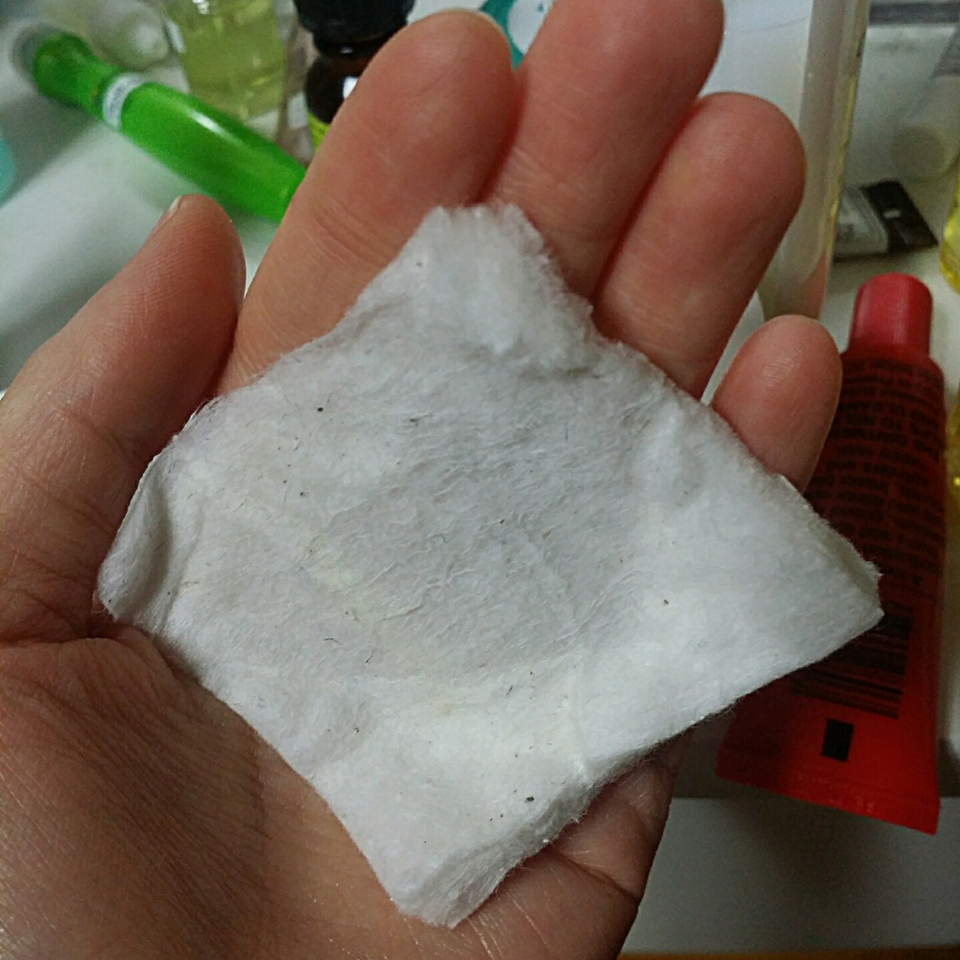 그 반대쪽도 피부 닦고 눈화장 지우는것처럼 비볐는데 피부닦을땐 몰랐는데 눈가를 닦으니까 피부가 따갑더라구요 보풀도 일어났어요😑