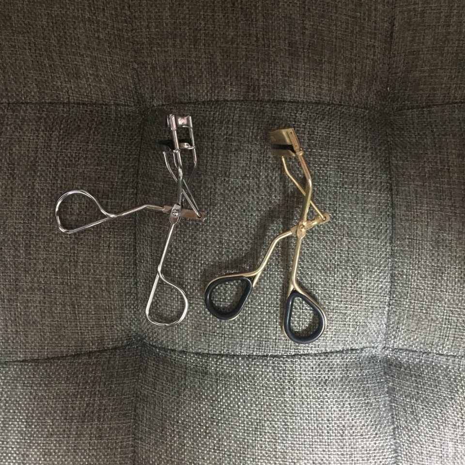 눈
미샤 뷰러로 뿌리부터 총총 집어주고
에뛰드 뷰러로 더 길게 집어줍니다