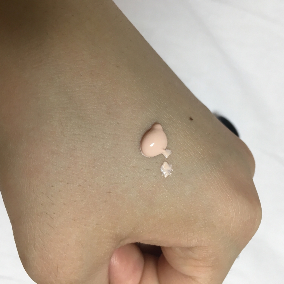 약간의 핑크베이스가 들어간듯 색감이 있는 데요 

엄청나게 하얘지거나 백탁 그런가 잔혀 없어요

살짝 아주 살짝 톤보정이 되는 거 같기도 하고 

아무튼 좋아요
