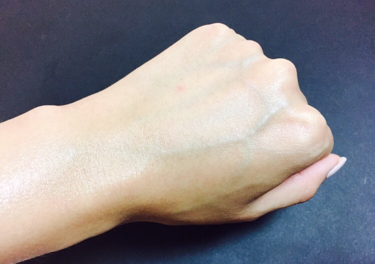 손등에 사용했을 때, 패드가 부드럽고 두꺼워서 좋았어요! 그리고 각질제거 에센스를 오랫동안 머금고 있어서 사용중에 마르지 않아서도 좋았어요!

시원하면서도 산뜻한 사용감이에요!