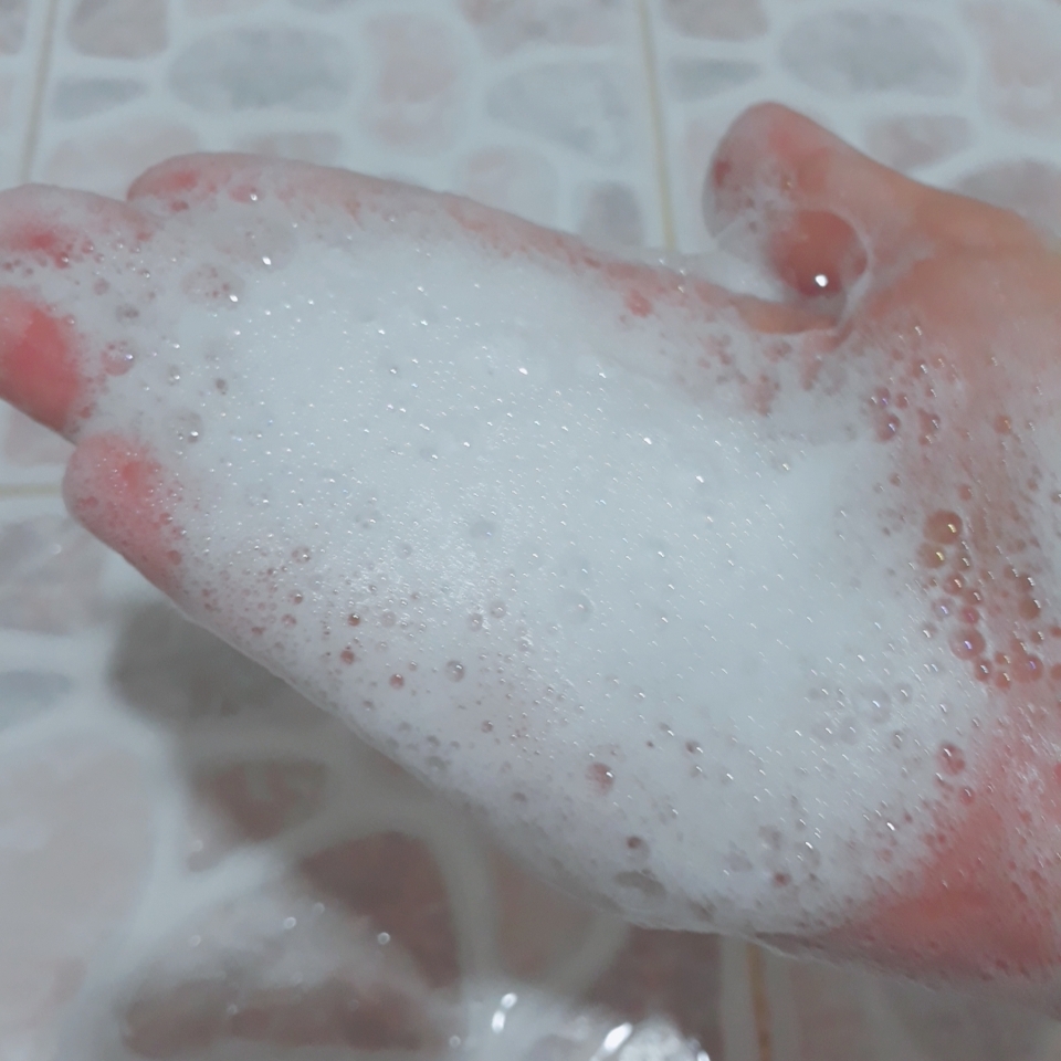 머리와 함께 많이문지르면 바디워시 같은 거품을보인다.
