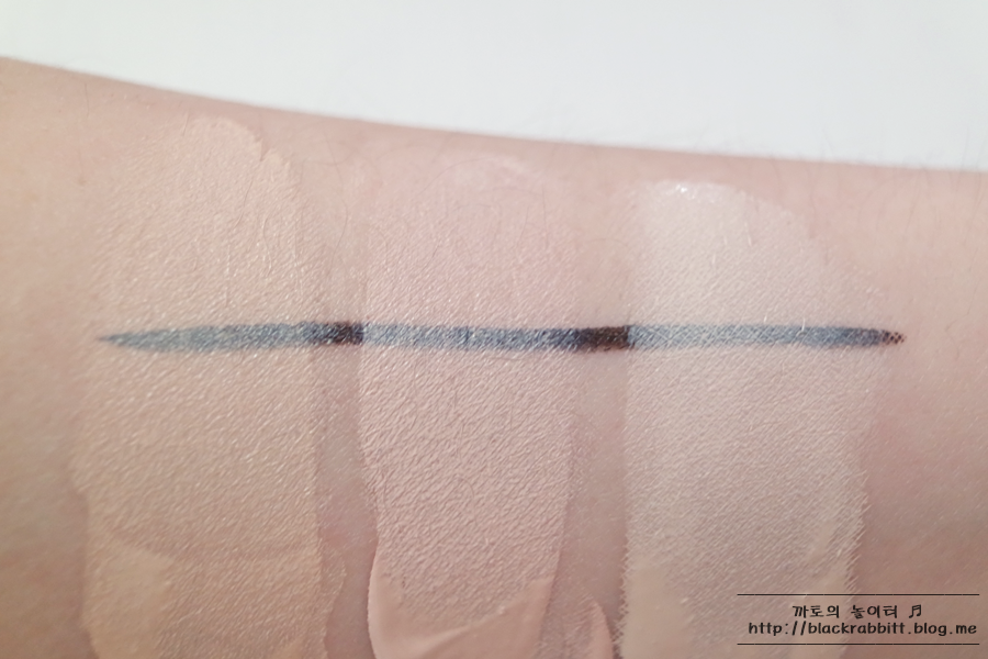 커버력 테스트
라고 하면 보통 요렇게 아이라이너나 틴트위에
파운데이션을 칠해보시더라구요~
저도 일단 해보긴 해봤습니다만.. 판단은 여러분의 몫~♡

