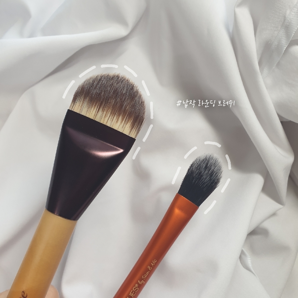 

제가 세밀한 부분 터치할때 사용해주곤 했던 리얼테크닉스 파운데이션 브러쉬랑 크기 비교해보면 확실히 납작하고 크기가 커요


[사이즈]

세로 17.5cm 붓 가로 3.5cm 몸체 2cm 붓 세로 2.5cm 


17.5cm라는 길이가 잘 안와닿으실 수 있는데 평범한 사람 손바닥길이 정도라고 생각하시면 편할 것 같아요

장점이자 단점이 크기가 꽤 큰 브러쉬라는 점인데요

바쁜 아침에 볼부분 작은 브러쉬로 바르면 답답하지만 이걸로 바르면 빨리 바를 수 있어서 가장 큰 장점이라고 생각해요! 

하지만 세밀한 부위는 아예 못바른다고 생각해도 좋아요 ㅠㅠ 저는 제 미간사이 길이에 딱 맞아서 어떻게 그부분은 바르겠는데 코부분이랑 인중부분은 아예 바르지도 못할정도로 크기가 크더라구요

그래도 그부분은 밀착력이 많이 필요한 부위라 어차피 퍼프로 마무리해줄거 퍼프로 바른다고 생각하고 못발라도 위안삼고 있어요ㅠ

