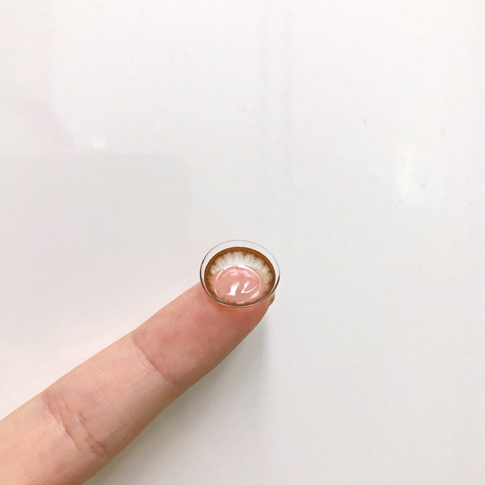 
다른 렌즈들과 다른 재질이라
기존 렌즈들보다 살짝 도톰해요!