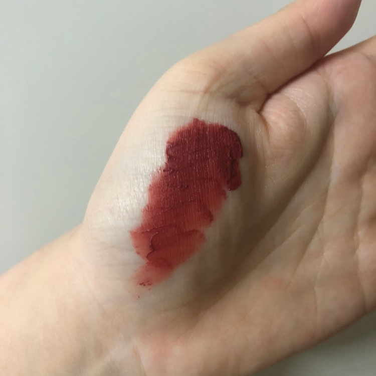 발색샷입니다❤️❤️❤️
너무너무너무너무너무너무 이쁘죠😭😭
이쁘닷...... 진짜 이쁜 벽돌색이고요 쿨톤이신분들은 쪼끔 안받을것 같아요. 틴트제형이 가볍다고 해야하나? 좀 특이하더라고요. 