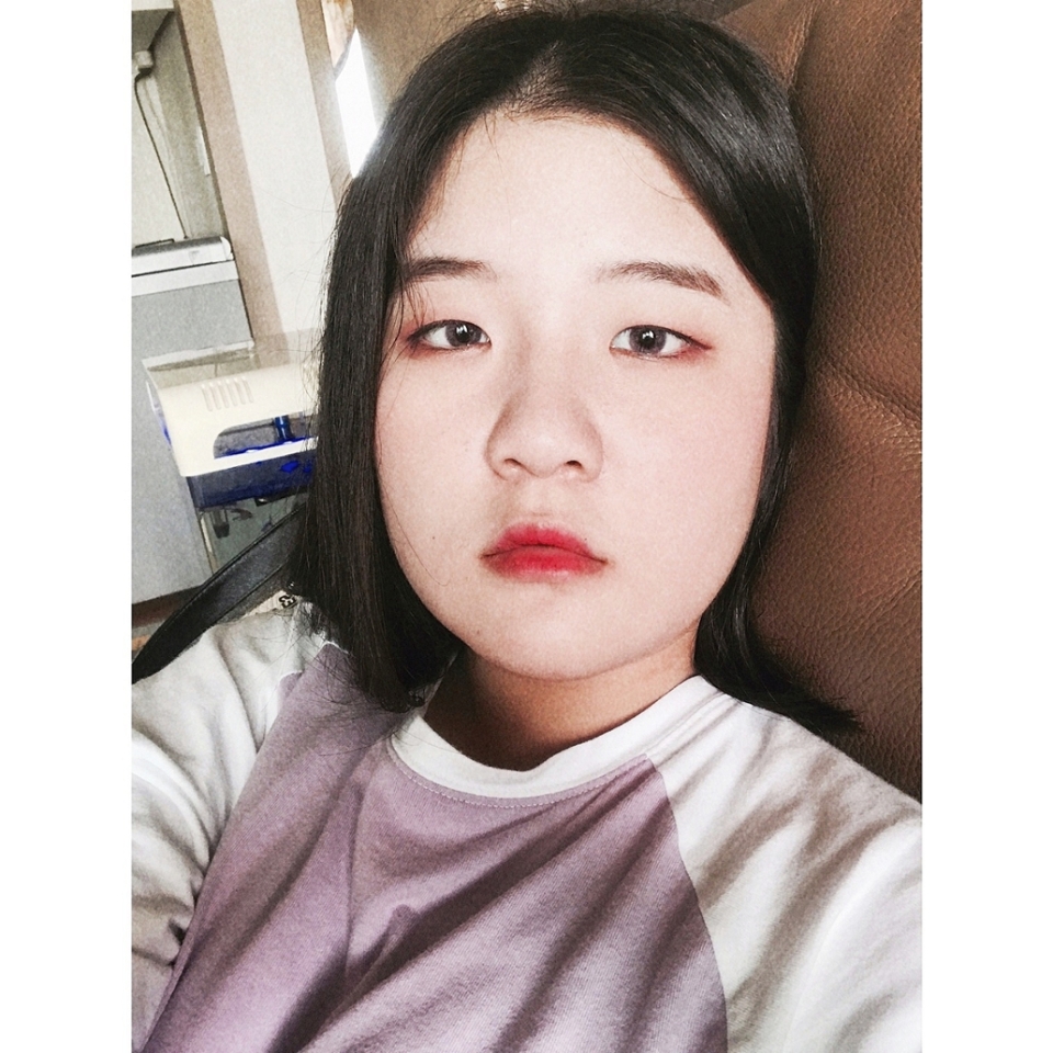 렌즈 끼고 셀카 찍은건데 인스타로 보정을 해서인지 렌즈가 잘 안보이네요ㅠㅠ