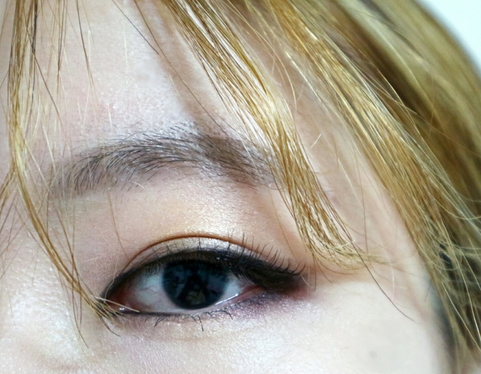 화장법이 눈이 커보이고 시원해보여서 조금만 연하게 하면 데일리로도 예쁜 메컵입니다!!♡