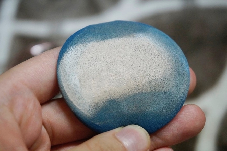 근데 저는 퍼프가 뭔가 사용하기 불편했어요ㅠㅠㅠㅠ
골고루 잘 묻지 않고 한쪽에 두껍게 발리더라구요..
그리고 마블형으로 되어 있어서 그런지 어떤쪽은 흰색, 어떤쪽은 베이스 색이 묻어서 잘못바르면 얼룩덜룩 해져요

퍼프의 발림성 자체는 좋은편이에요 :)