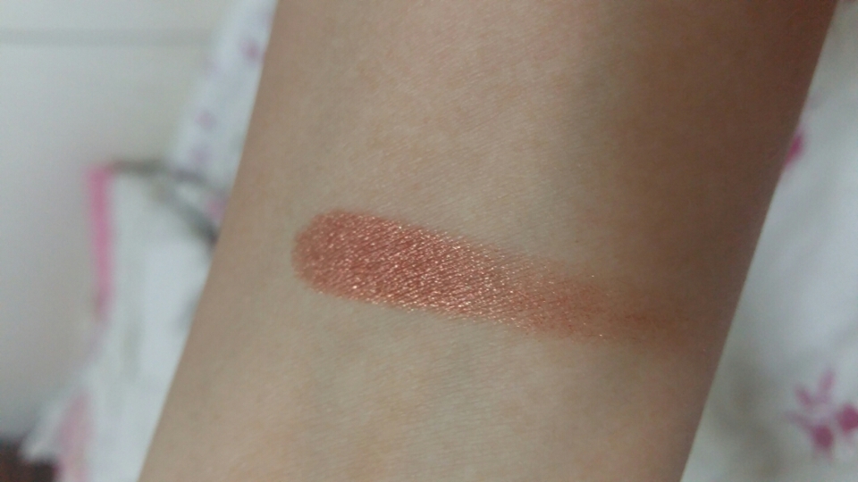 붉은끼가 도는 브라운 섀도우인데 은은하게 골드펄이 들어가있어서 정말 이뻐요! 추천추천♡