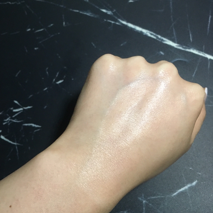 유분기를 얼마나 잘 잡아주는지 보기위해 손등 전체에 오일을 흡수시키고 진행했어요!


아쥬 번들번들하죠?



사실 오일 바르고 아 너무 번들번들한가..? 잘 안잡히면 어떡하지? 걱정했는데


제가 이 제품을 우습게 봤다는걸 깨달았습니다