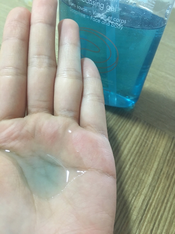 클렌징 젤을 한 번 꾹 퍼프했을때의 양이에요 

색깔은 투명한 초록색이네요 !! 마치 바다에 온 것 같은 

시원하고 청량한 느낌이 드는 것 같아요ㅋㅋㅋ 🌊🌊

제형은 흐르는 물에 가까운 젤 제형이에요 약간 진득한 느낌 

이 아주 조금 있네요 ㅎㅎ 