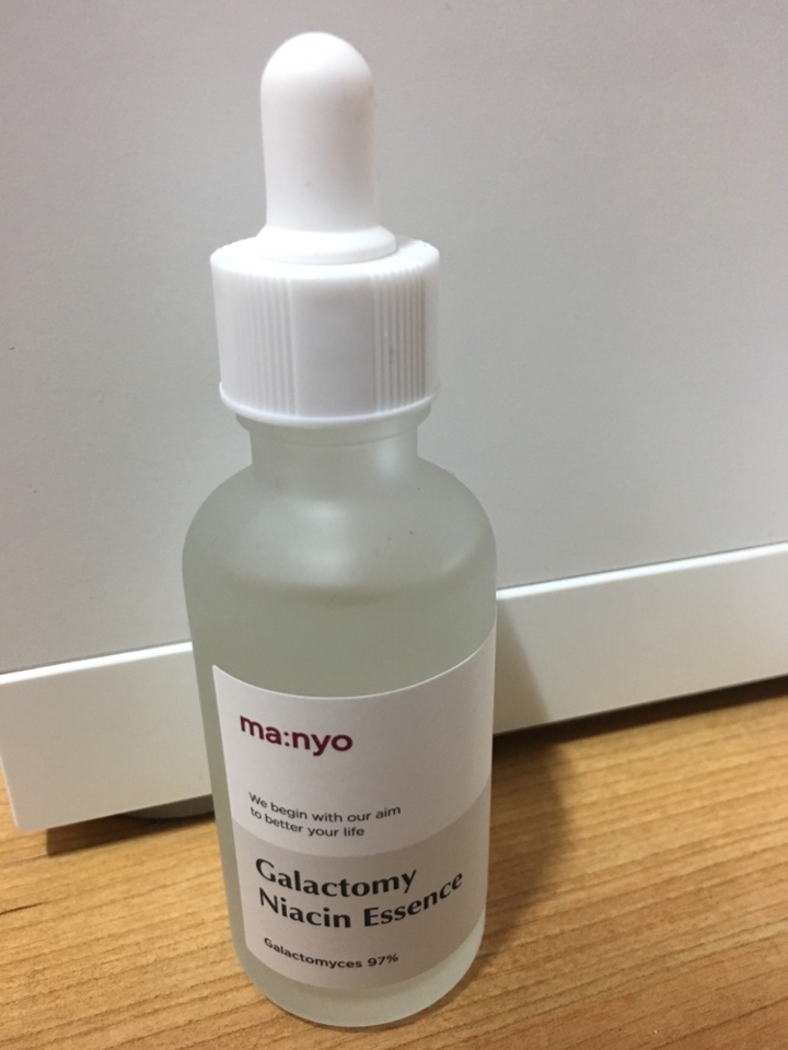 이건 흰색제품이어서 제품 자체가 더 밝아보이고 제품의 미백기능에 디자인이 더 부합한다고 해야할까? 뭐 그런 느낌이에요 
그리고 하얀색이라 어쨌든 갈색보다 시각적으로 더 밝아보이고 끌려서 손이 자주 가요 또 갈색병에 담긴게 아니라는 뜻은 빛에 약한게 아니라는 거라서 낮에도 사용가능하다는 점이 좋았어요