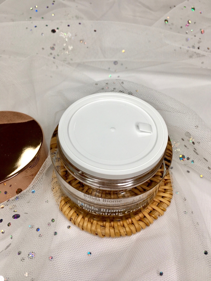 다 좋은데 딱 한가지 아쉬웠던 점이 있다면 바로 스패츌러가 내장되어 있지 않았다는것..!

단지형이라 위생적인 면이 가장 큰 걱정인데 그 걱정을 덜어줄 스패츌러가 내장되어 있었더라면 더 좋았을것 같아요..!
추후에 만약 스패츌러가 내장된다면 저 속 뚜껑 위에 보관할 수 있는 사이즈로 제작된다면 더욱 좋을것 같아요 :)

어쨌든 저 속뚜껑이 있어 확실한 공기 차단을 도와주고 손잡이가 있어 쉽게 열고 닫을 수 있어요