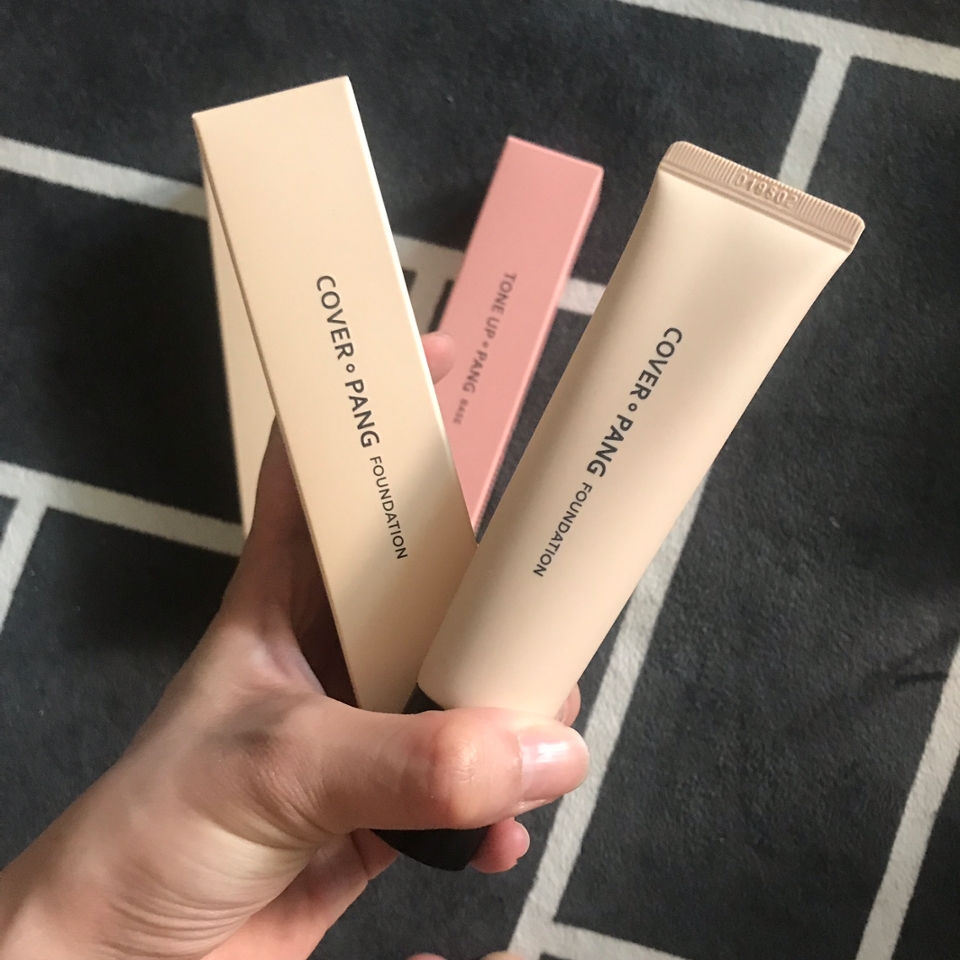 커버팡 파운데이션!
튜브 제형으로 되어있어요

약간 보송한 마무리감으로
중성, 지성, 지복합성에게 적절할 것 같아요!