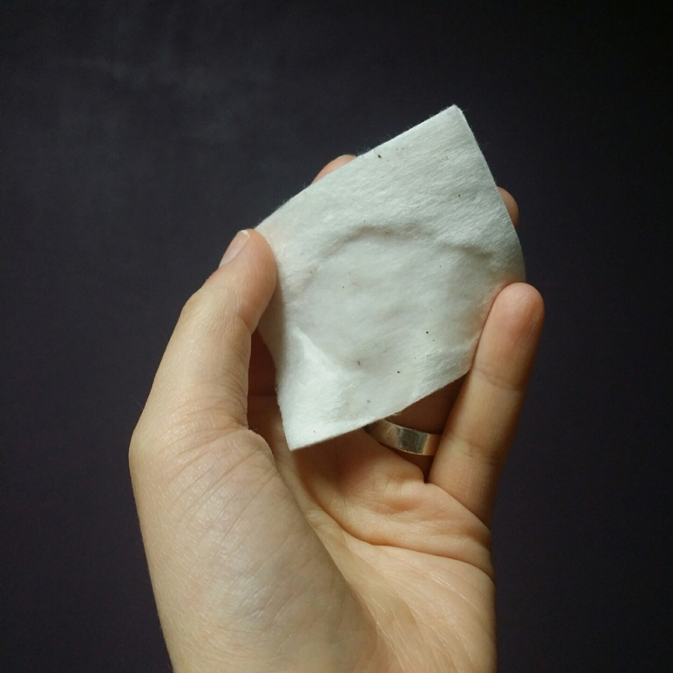 스킨을 좀 많이 묻혔어요 저거보다 조금 덜  묻혀도 촉촉해요👍 촉촉함은 진짜 최고
순면이다 보니 갈색 점같은게 있는데 원래 그런거에요☺