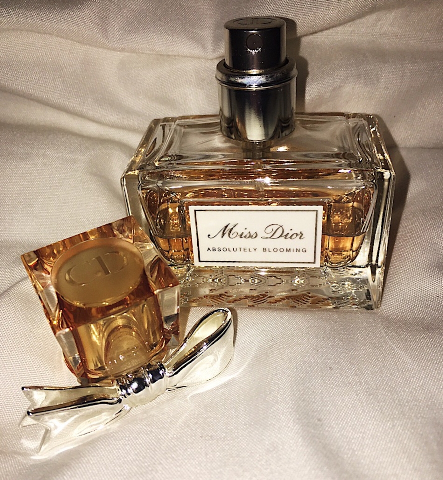 저는 개인적으로 향수는 달콤한 향 자체를 싫어하는데 앱솔루틀리 블루밍은 엄청 단 향인데도 이상하게 자꾸 끌려서 구매했어요

앱솔루틀리 블루밍은 미스디올 블루밍 부케보다도 훨씬 더 강하고 깊은 향이에요

외출 전에 옷에 살짝 뿌려주면 향이 이틀 지나서 까지도 그대로 남아있더라고요 

역시 오드퍼퓸 다운 지속력이에요👏🏻