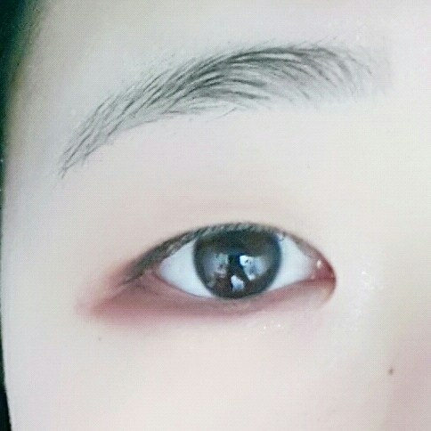더 큰 입자의 펄을 같은곳에 올려줘요

#에뛰드 플레이101펜슬 4호