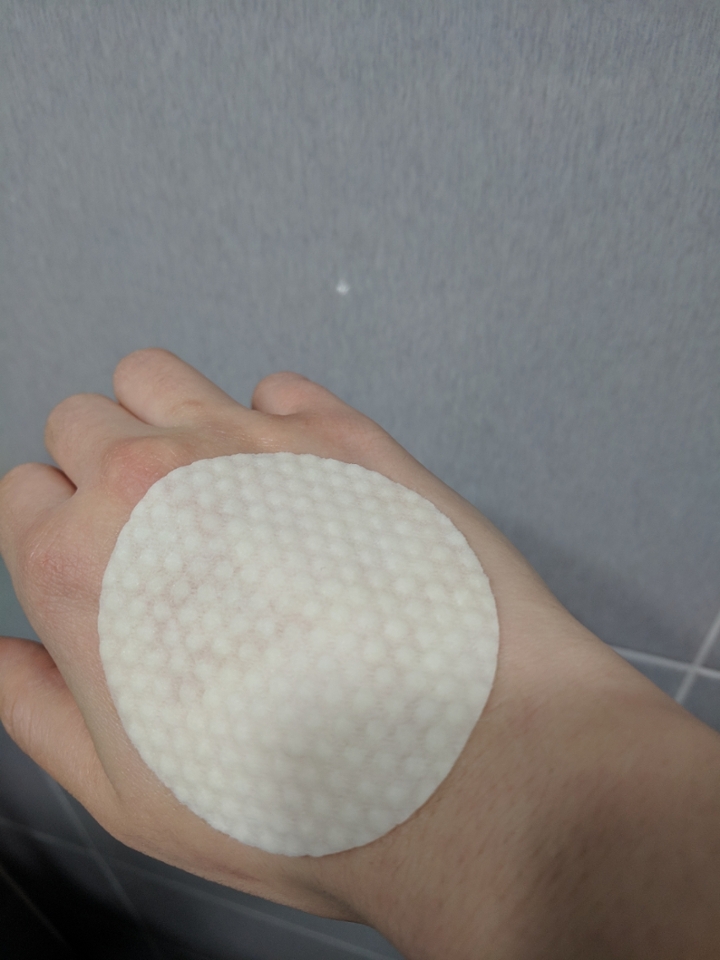 이렇게 토너 패드를 올려주고, 좀 흡수되었다 느꼈을 때 엠보싱 된 면으로 쓱싹쓱싹 문질러주었어요!