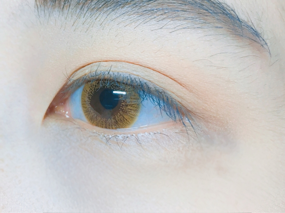 베이스로는 약간 주황끼가 도는 브라운 베이스 섀도우로 발라줬어요 !
-미샤 모던섀도우 치아바타